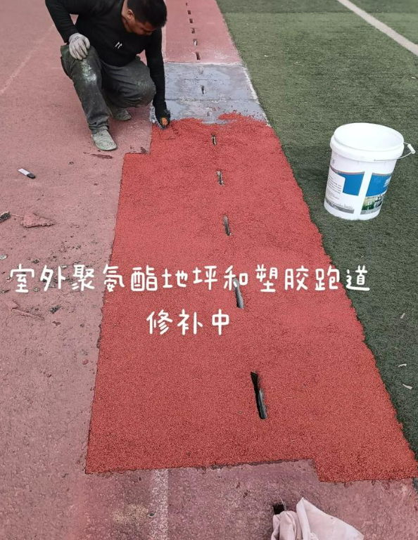 临河球场地面翻新维修，核心是先诊断破损